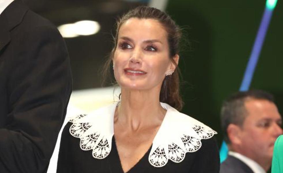 Letizia inaugura Fitur con su 'look' más básico