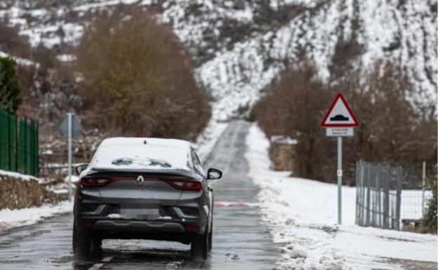 Montenegro y Peña Hincada, cerrados y el resto de puertos, con cadenas por nieve