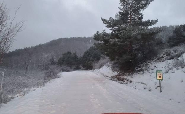 Los puertos de Montenegro y Peña Hincada siguen cerrados y el resto, con cadenas por nieve