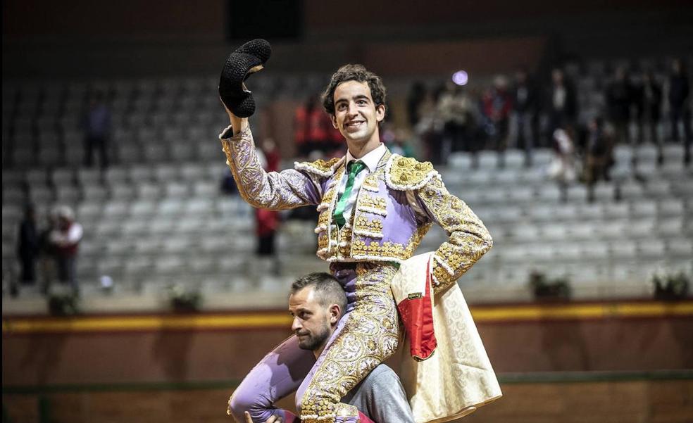 Víctor Hernández recibe el trofeo del XLVII Zapato de Oro