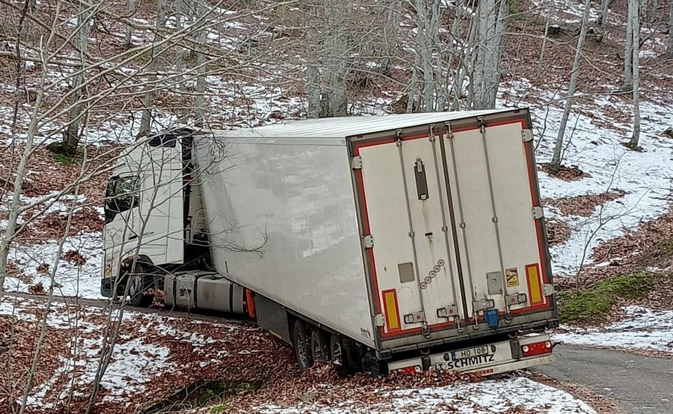 Un tráiler se queda atascado en la carretera que conduce a la aldea de Turza, en Ezcaray