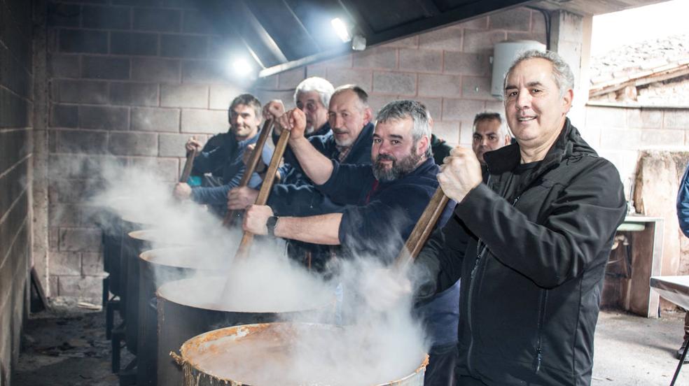 Reparto de habas en Ojacastro por San Antón