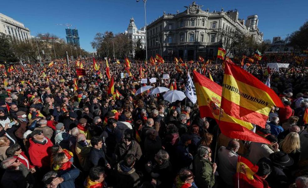 El rechazo a Sánchez reúne en Madrid a una multitud pero sin 'foto de Colón 2'