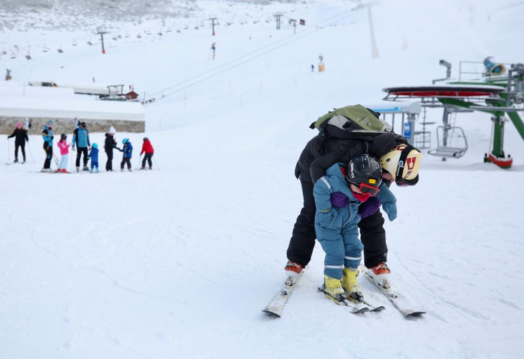 Los esquiadores disfrutan de los poco más de dos kilómetros esquiables en Valdezcaray