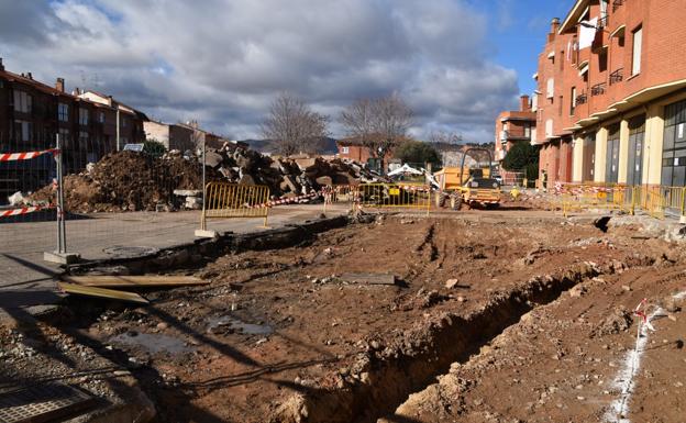 Obras de urbanización en la plaza de la Estación y el patio del centro de salud de Quel