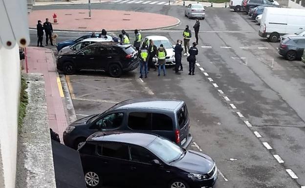 Los vecinos del detenido por las cartas bomba: «Pensábamos que era algún asesinato, no esto»