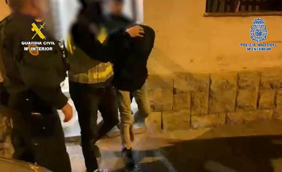 Detenido en Girona un yihadista que planeaba ametrallar turistas en las playas de Benidorm