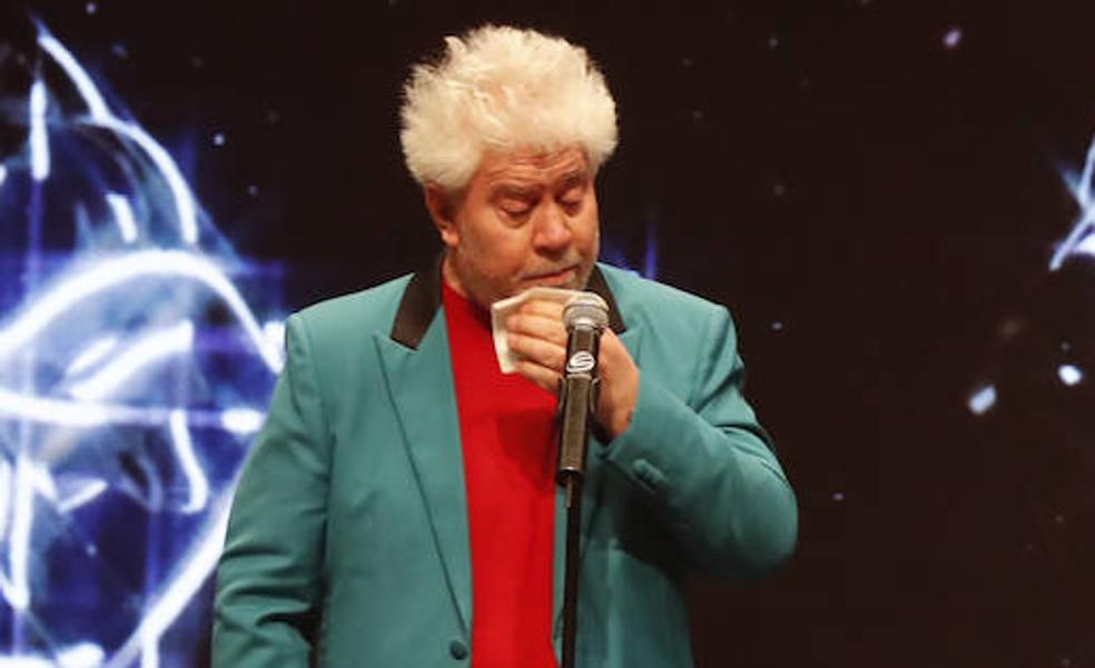 Las lágrimas de Almodóvar emocionan en unos premios Feroz que se rindieron a la productora de Sorogoyen