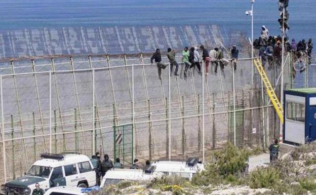 Marlaska fulmina al comandante de Melilla tras exigir un protocolo para los guardias en la valla