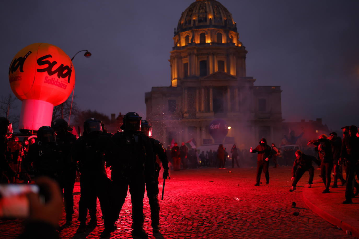 El Gobierno francés se enroca en la reforma de las pensiones pese a las protestas masivas