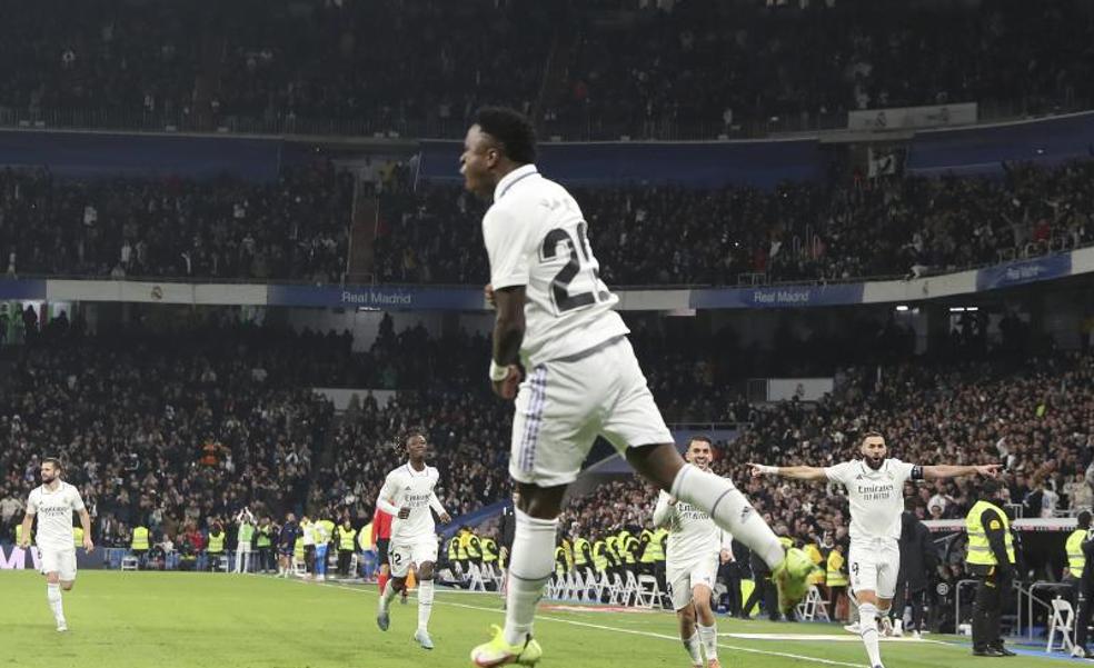 Asensio y Vinicius mantienen al Real Madrid en la pelea