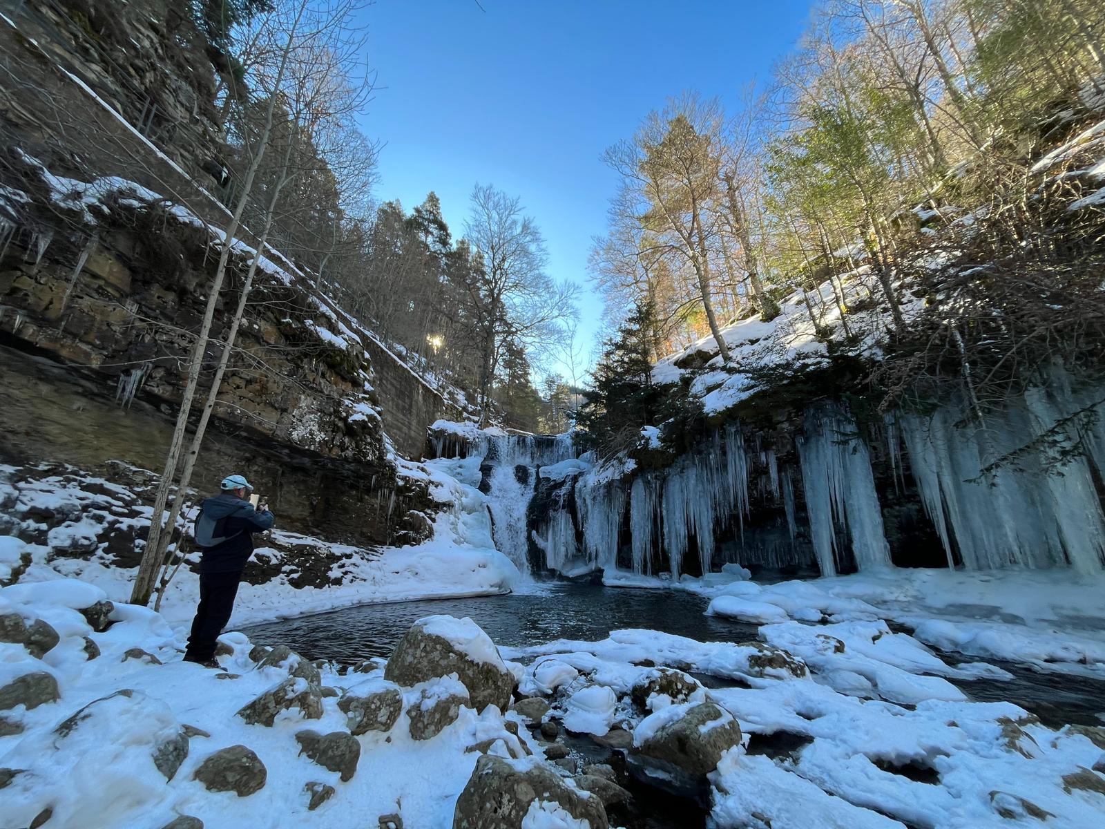 Las bellas estampas que dejan el hielo y la nieve en Puente Ra