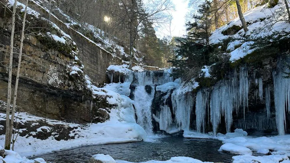 Las bellas estampas que dejan el hielo y la nieve en Puente Ra