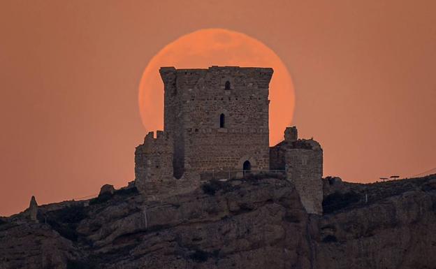 Quedada para fotografiar la Luna y el castillo de Quel