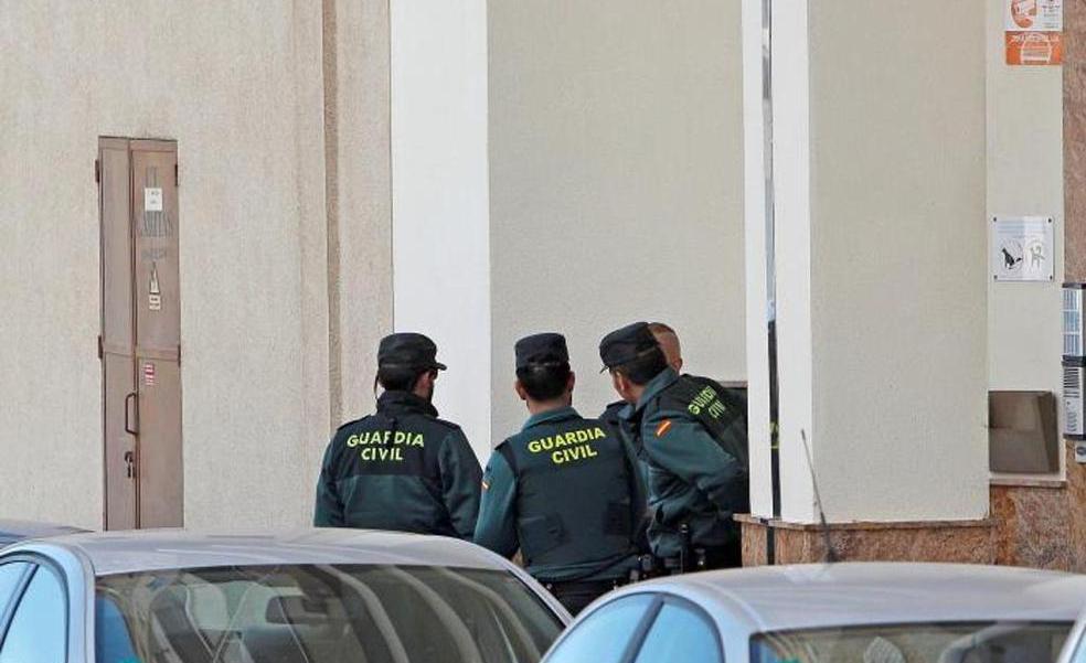 Detenido por asesinar a su expareja frente a sus hijos y huir con ellos