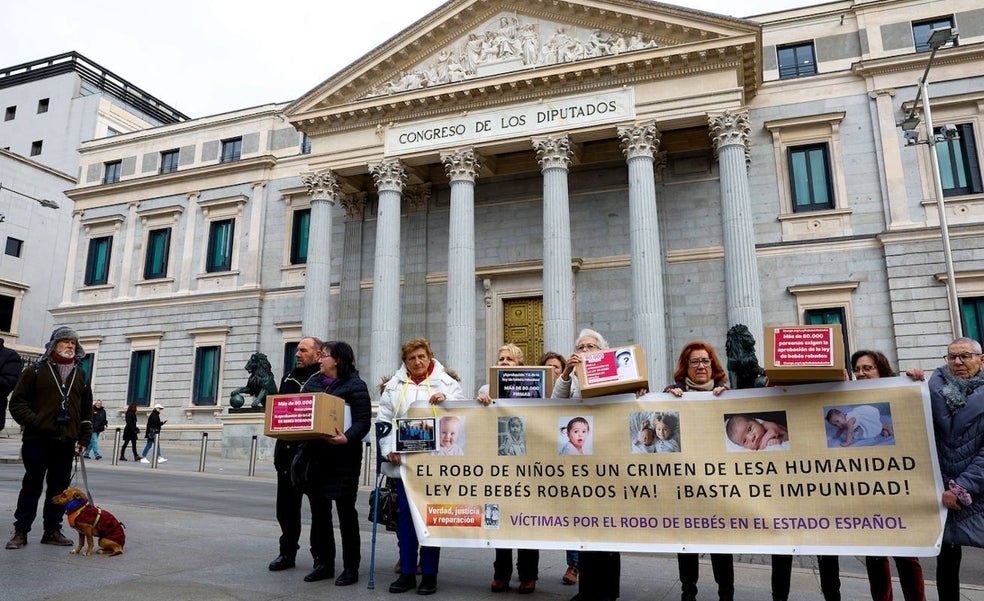 Entregan más de 80.000 firmas en el Congreso para el desbloqueo de la 'ley de bebés robados'