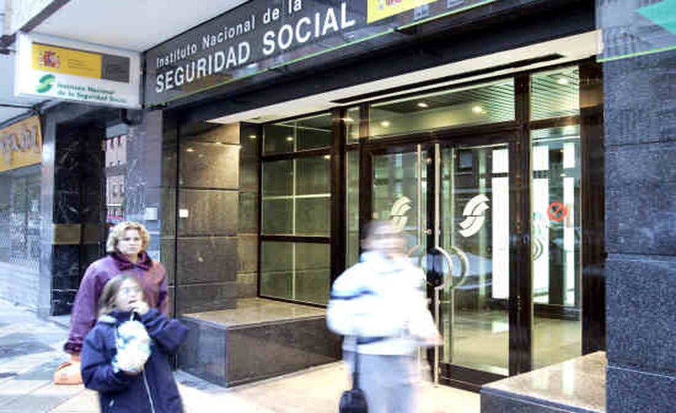 Tres meses de espera para una cita en la Seguridad Social pero 15 minutos de atención máximo