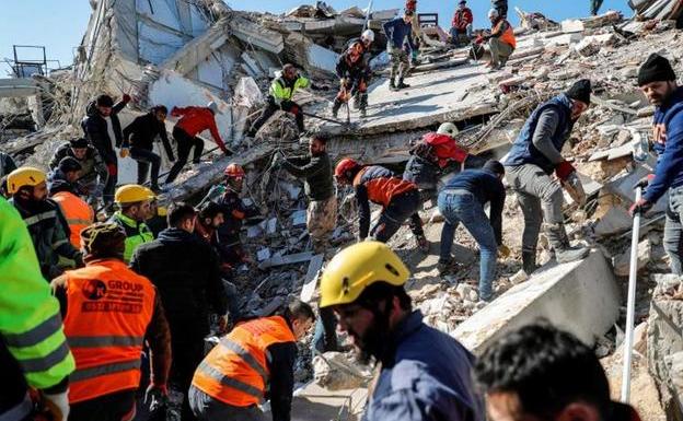 El olor a muerte apaga la esperanza en el epicentro del terremoto