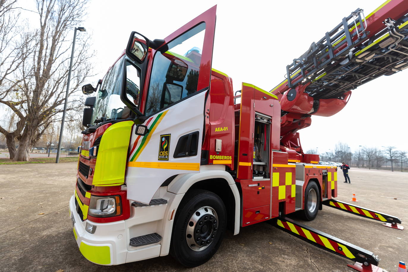 Rescatada una mujer del incendio de su casa en Briones