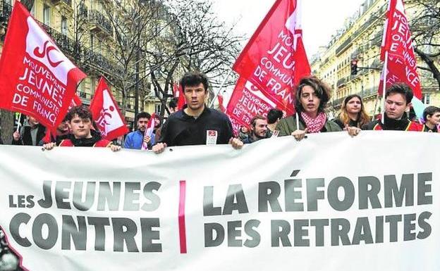 Casi un millón de franceses protesta contra la reforma de las pensiones