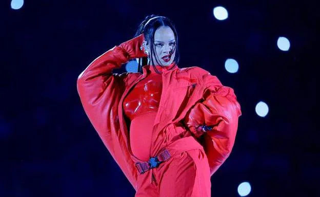Rihanna se encumbra en su concierto de la Super Bowl y anuncia su segundo embarazo