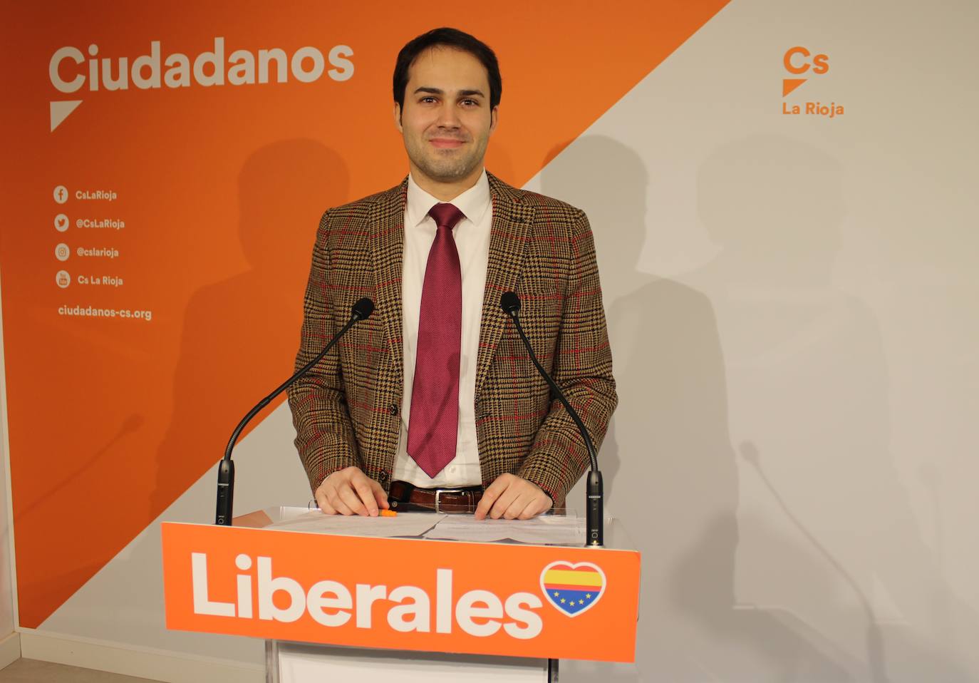 Ángel Íñiguez reclama el voto «útil» a Ciudadanos para «frenar los extremismos»