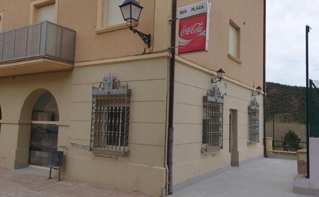 El bar La Plaza busca nuevos gestores que contribuyan a la vida social de Bobadilla