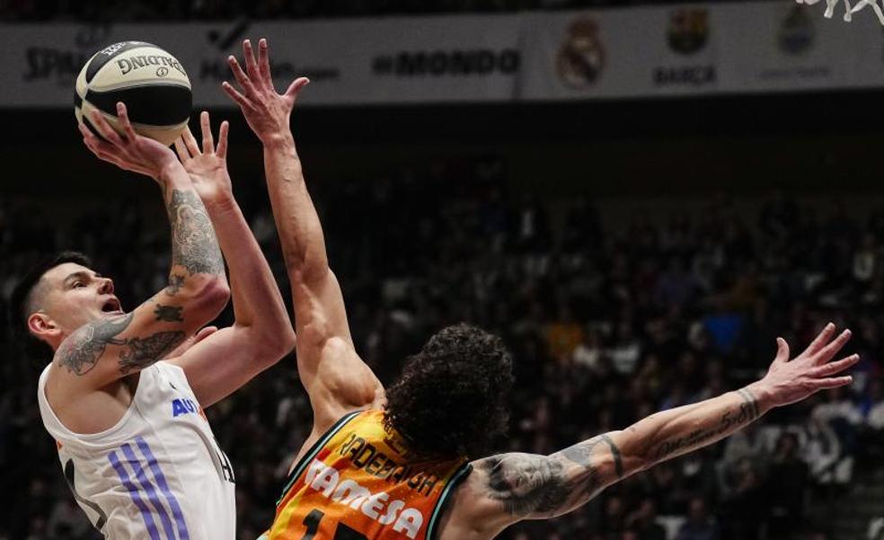 El Madrid sobrevive ante el Valencia en un duelo inaugural de infarto