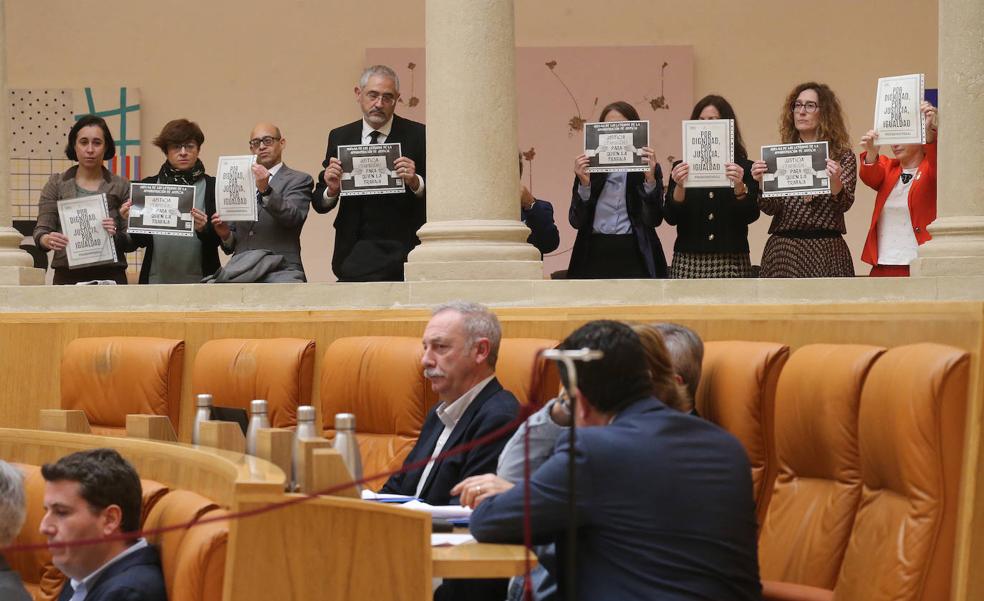 Los letrados de Justicia llevan su protesta a las puertas del Parlamento
