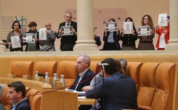 Los letrados de Justicia llevan su protesta a las puertas del Parlamento