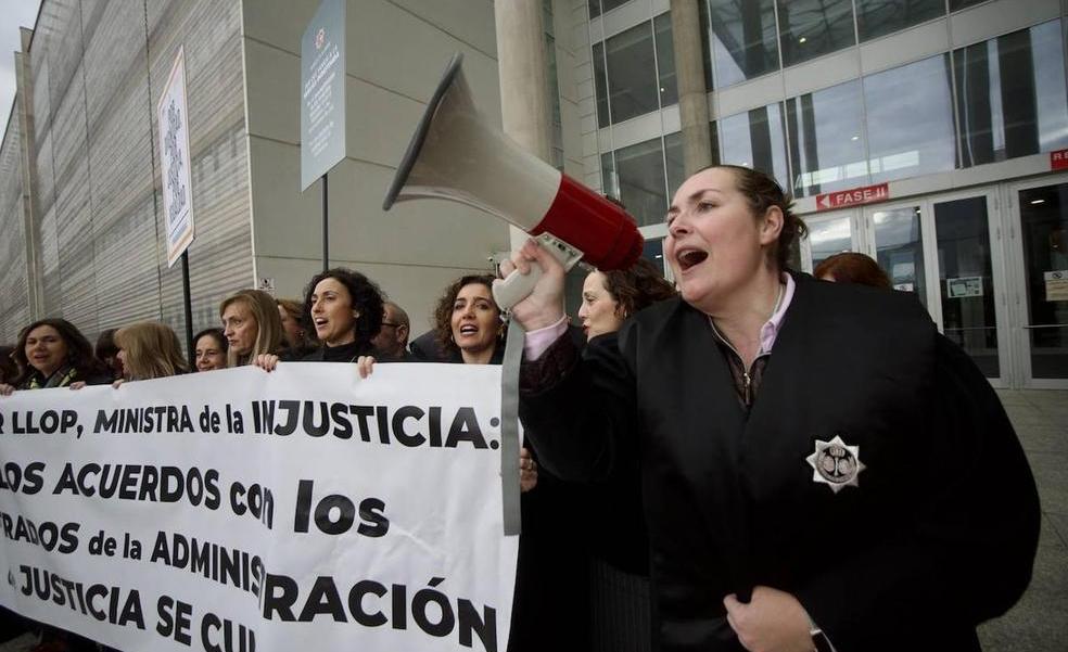 Los letrados judiciales siguen la huelga y Justicia les acusa de "elevar" sus exigencias salariales