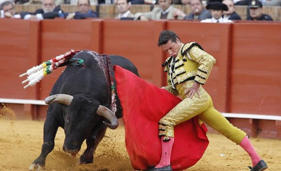 Diego Urdiales, entre estrellas, hace doblete en la Feria de Abril de Sevilla