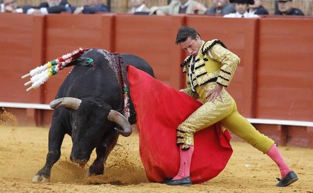 Diego Urdiales, entre estrellas, hace doblete en la Feria de Abril de Sevilla