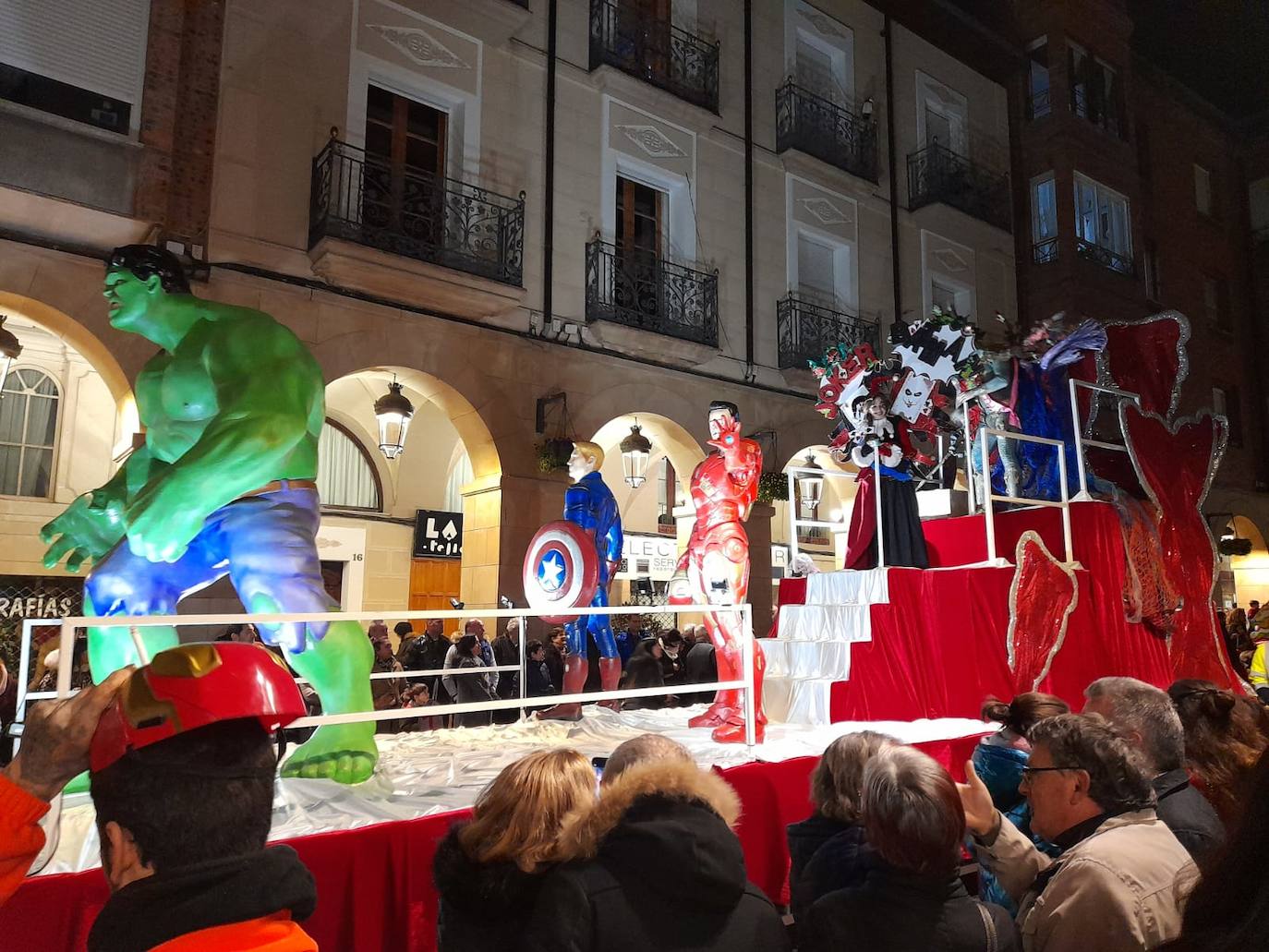 La Reina del Carnaval encabeza el pasacalles en Calahorra