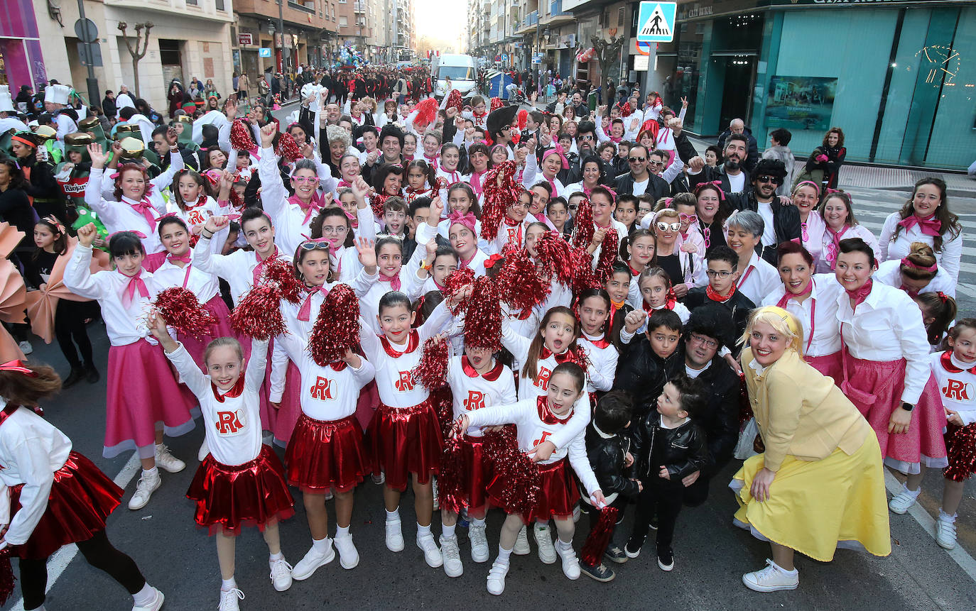 Color y música en el multitudinario desfile de Logroño