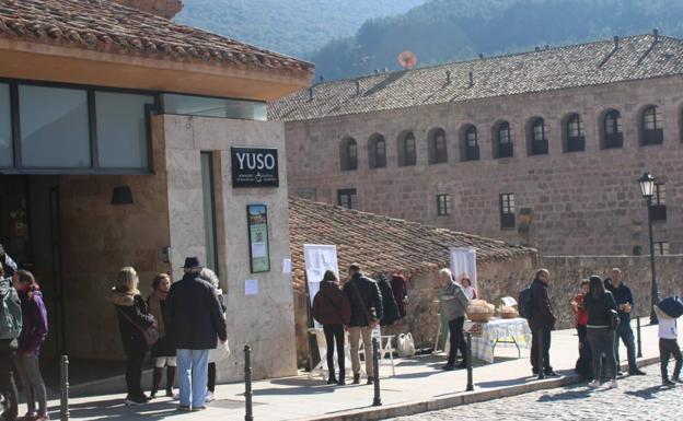 Exitoso reparto de prestiños a las puertas del monasterio de Yuso