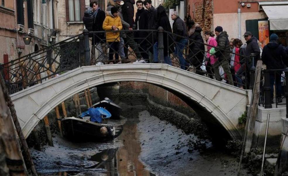 La sequía deja sin agua los canales de Venecia en plenos carnavales