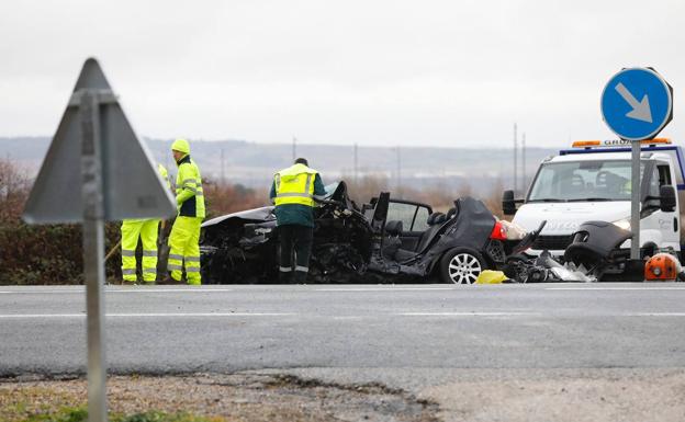 Una mujer de 40 años fallece tras ser embestido su coche por un camión en la N-232 en Arrúbal