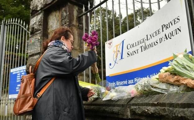 Francia homenajea con un minuto de silencio a la profesora asesinada por un alumno en San Juan de Luz