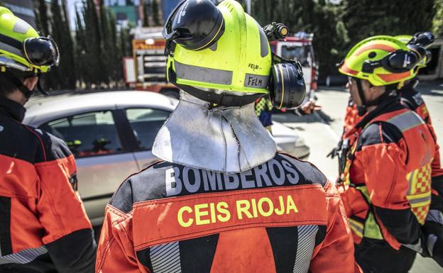 Los bomberos sofocan un incendio en una fábrica de barniz en Alesón