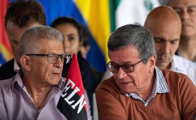 El Gobierno de Colombia y la guerrilla del ELN hablan de paz mientras continúan los ataques