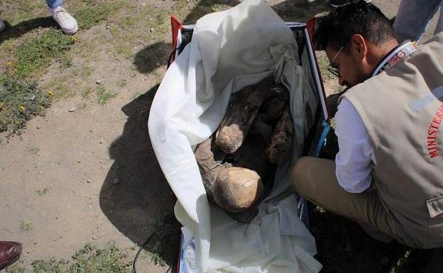 Un repartidor de comida a domicilio pasea a una momia en su mochila en Perú