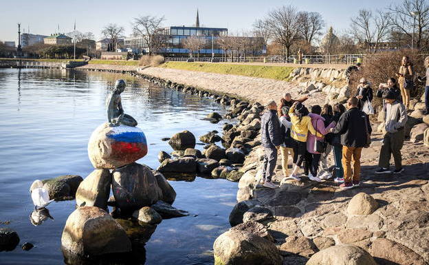 Pintan la Sirenita de Copenhague con los colores de la bandera rusa