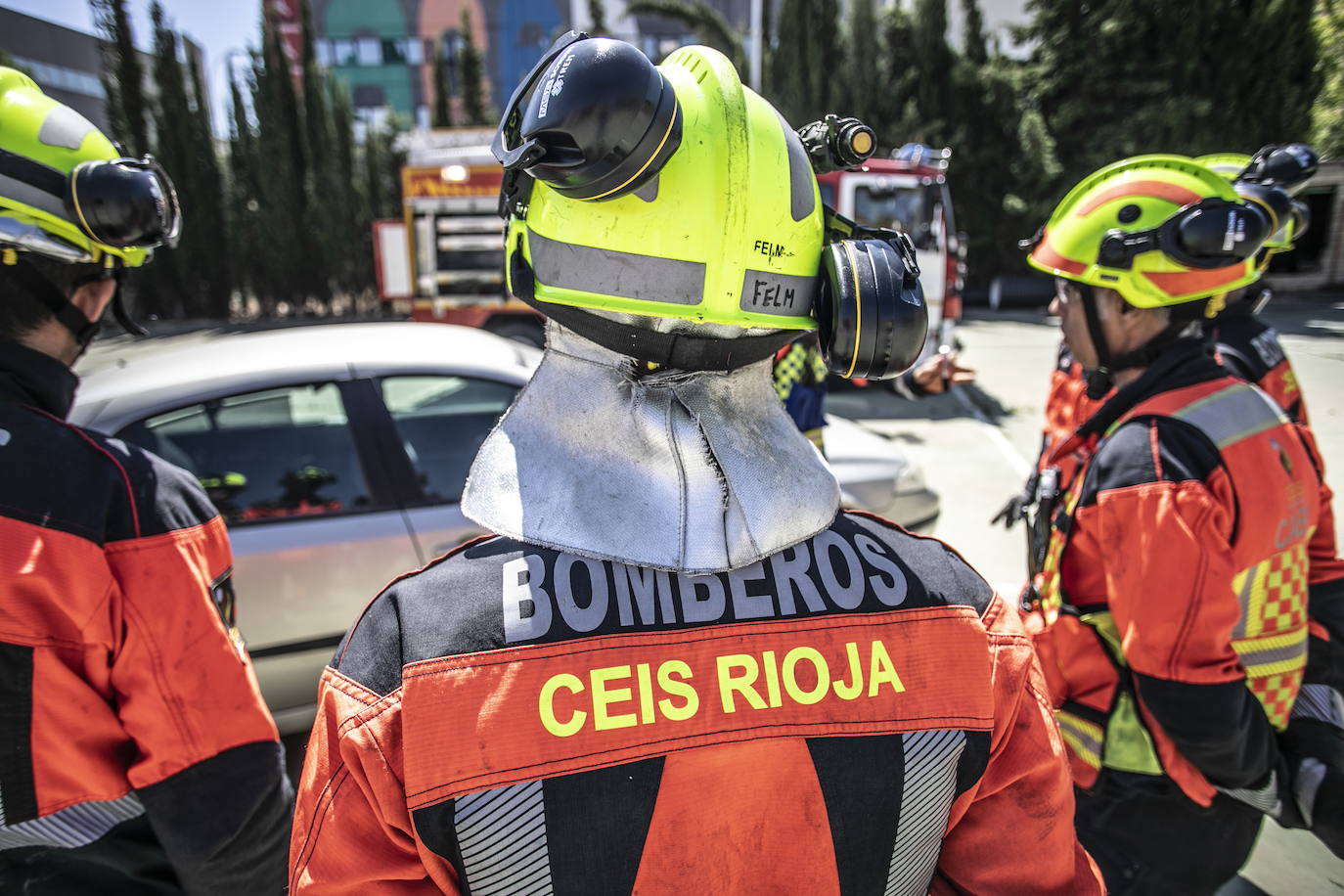 Bomberos del CEIS extinguen un incendio en una casa de Préjano y un campo de Cervera