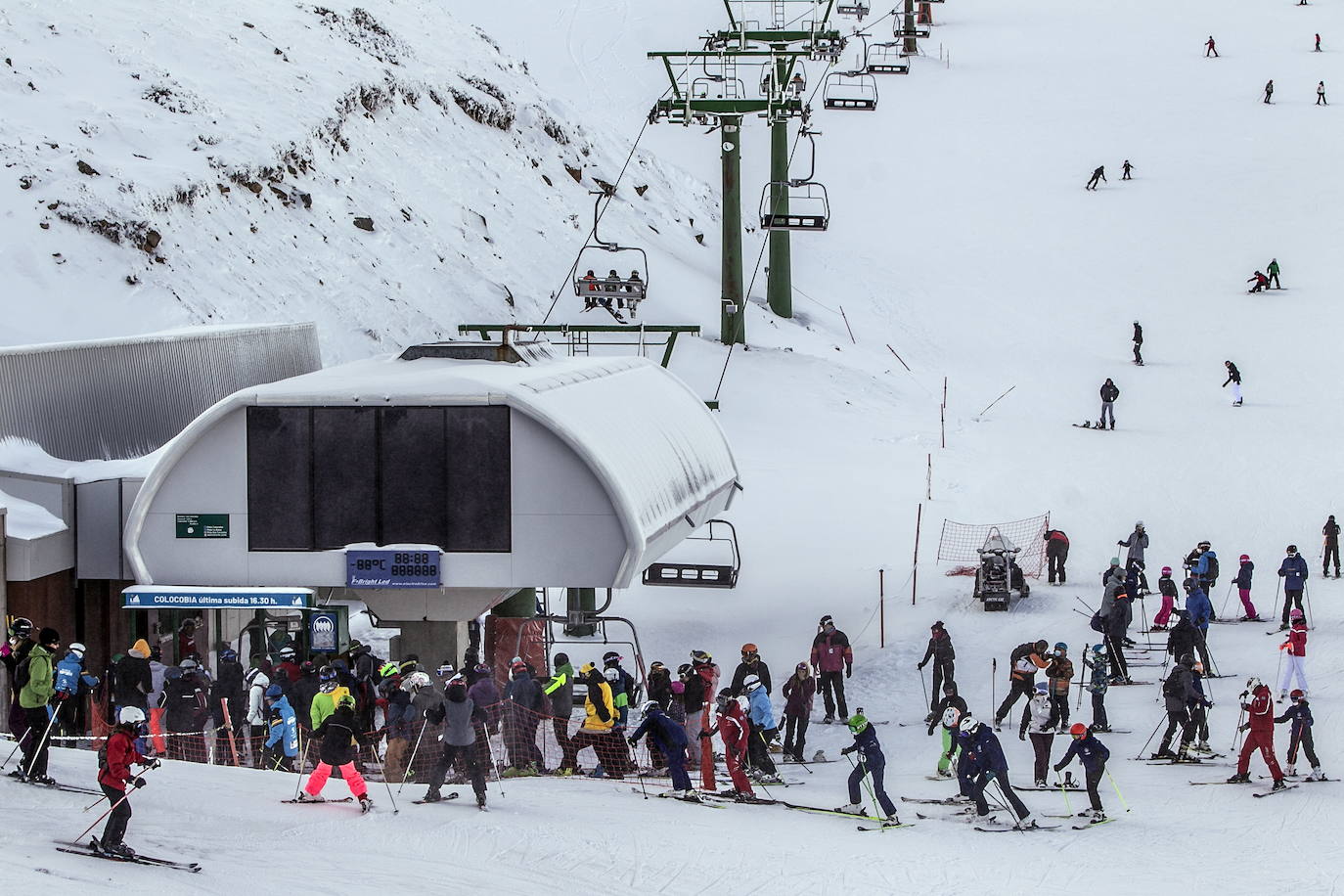 Valdezcaray no da abasto: lleno de nieve... y de esquiadores