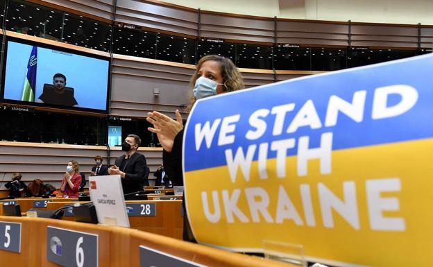 La UE mantiene su compromiso de apoyo a Ucrania, un año después del inicio de la invasión