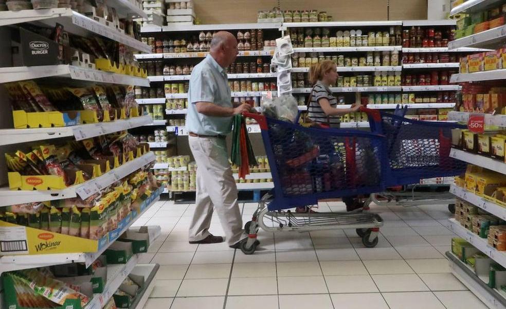 Francia pacta topar algunos alimentos y Planas invita a los supermercados a imitar la medida