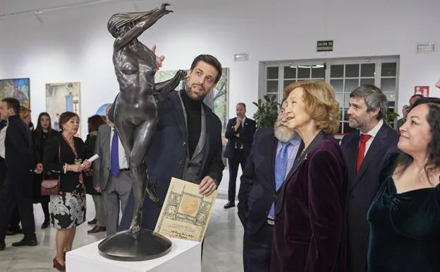 El riojano César Orrico gana el Premio Reina Sofía de escultura con su obra 'Noche'
