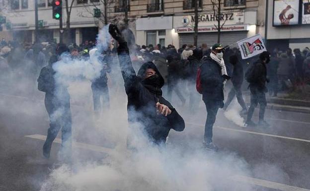 Una marea humana rechaza en Francia la reforma de las pensiones y eleva el pulso social con Macron