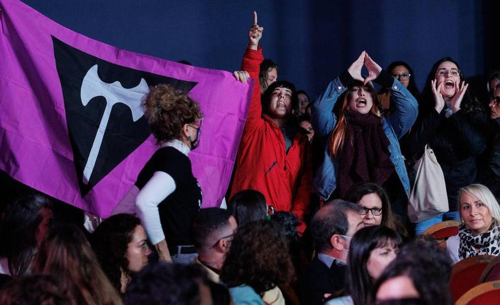 Un grupo de feministas contrarias a la ley trans interrumpen un acto oficial de Irene Montero